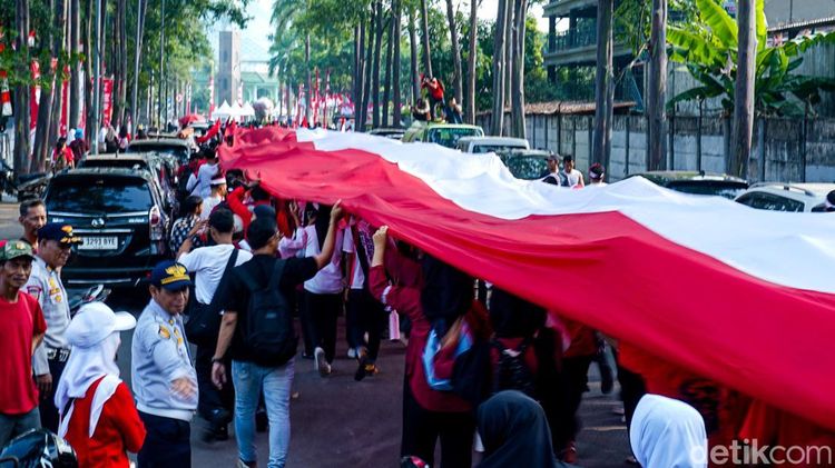 Meriah Jelang HUT RI, Bendera Merah Putih 81 Meter Diarak Ribuan Warga Tangerang