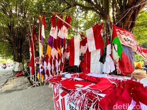 Pedagang Bendera di Balikpapan Keluhkan Penjualan Lesu, Warga Pilih Beli Bensin