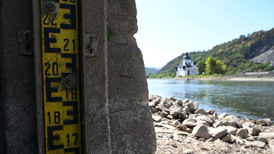 Permukaan air Sungai Rhine di Jerman terus menyusut hingga mencetak rekor terendah seiring terjadinya gelombang panas yang melanda Eropa. (REUTERS/Stephane Nitschke)