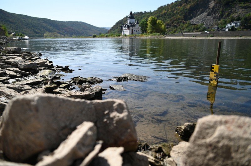 Permukaan air Sungai Rhine di Jerman terus menyusut hingga mencetak rekor terendah seiring terjadinya gelombang panas yang melanda Eropa. (REUTERS/Stephane Nitschke)