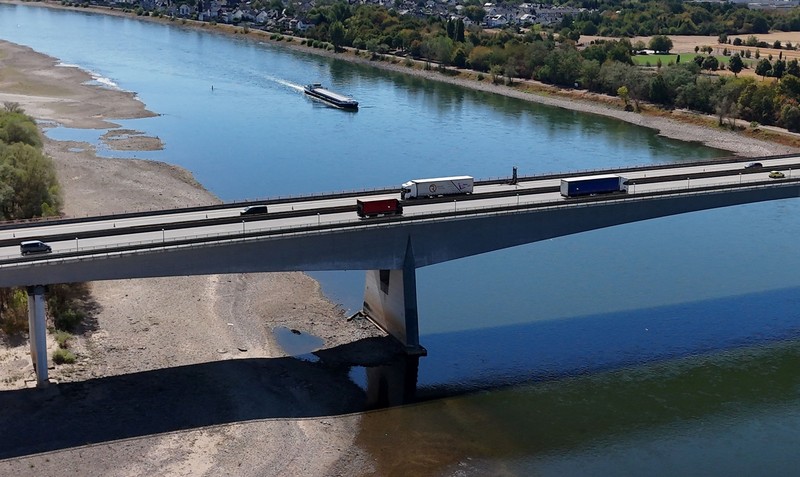 Permukaan air Sungai Rhine di Jerman terus menyusut hingga mencetak rekor terendah seiring terjadinya gelombang panas yang melanda Eropa. (REUTERS/Stephane Nitschke)