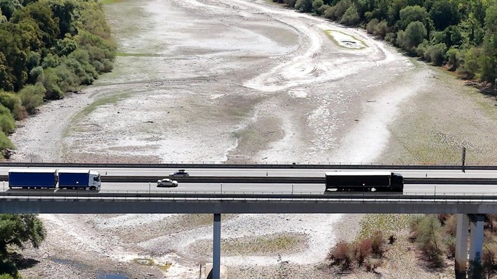 Permukaan air Sungai Rhine di Jerman terus menyusut hingga mencetak rekor terendah seiring terjadinya gelombang panas yang melanda Eropa. (REUTERS/Stephane Nitschke)