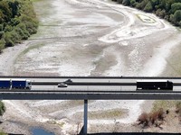 Permukaan air Sungai Rhine di Jerman terus menyusut hingga mencetak rekor terendah seiring terjadinya gelombang panas yang melanda Eropa. (REUTERS/Stephane Nitschke)