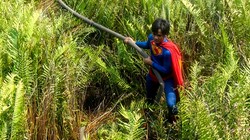 Keren! Remaja Berjubah Superman Ini Ikut Tangani Karhutla Sepulang Sekolah