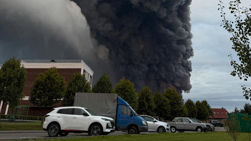Sebuah pusat distribusi besar Wildberries di dekat Moskow terbakar akibat serangan drone Ukraina, Minggu (16/8/2026). (REUTERS/Stringer)