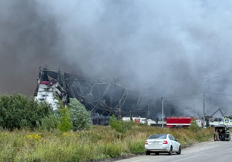 Sebuah pusat distribusi besar Wildberries di dekat Moskow terbakar akibat serangan drone Ukraina, Minggu (16/8/2026). (REUTERS/Stringer)