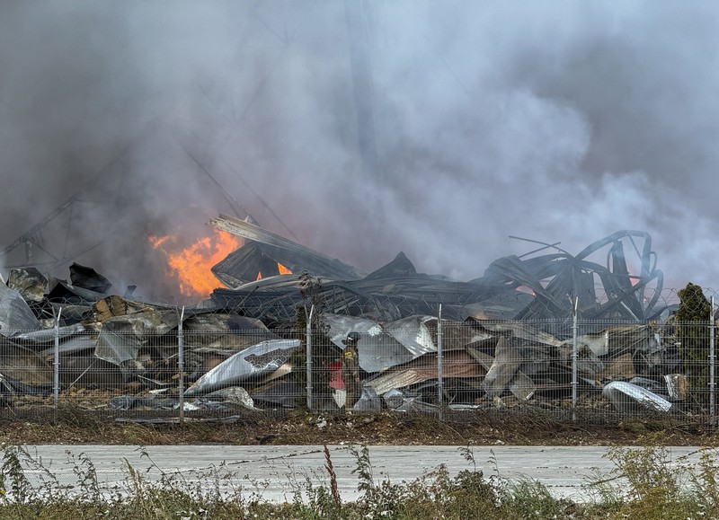 Sebuah pusat distribusi besar Wildberries di dekat Moskow terbakar akibat serangan drone Ukraina, Minggu (16/8/2026). (REUTERS/Stringer)
