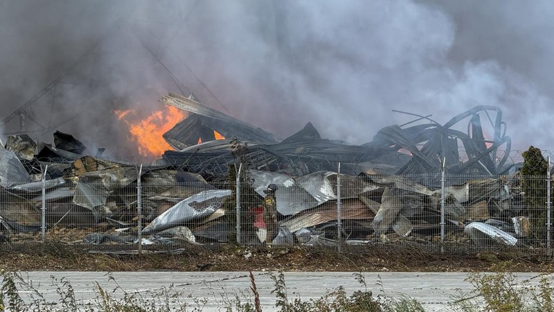 Sebuah pusat distribusi besar Wildberries di dekat Moskow terbakar akibat serangan drone Ukraina, Minggu (16/8/2026). (REUTERS/Stringer)