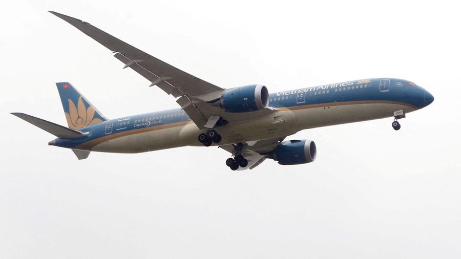 FILE PHOTO: A Vietnam Airlines Boeing 787-9 Dreamliner airplane prepares for landing at Noi Bai international airport in Hanoi, Vietnam March 7, 2017. REUTERS/Kham/File Photo