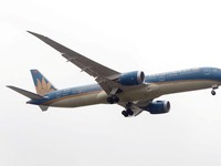 FILE PHOTO: A Vietnam Airlines Boeing 787-9 Dreamliner airplane prepares for landing at Noi Bai international airport in Hanoi, Vietnam March 7, 2017. REUTERS/Kham/File Photo