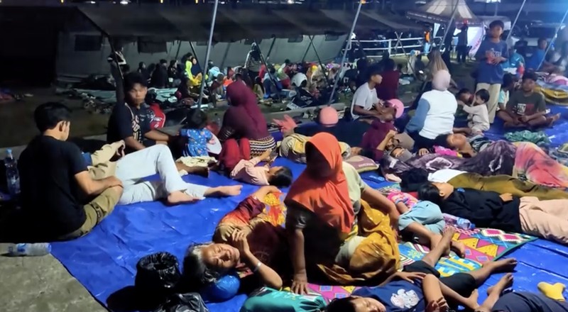 Warga desa duduk di bawah tenda darurat setelah mengungsi ke perbukitan menyusul gempa bumi yang terasa di Sikka, Indonesia, Minggu (16/8/2026). (REUTERS/Stringer)