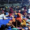 Warga desa beristirahat di tenda darurat setelah mengungsi ke perbukitan menyusul gempa bumi yang terasa di Sikka, Indonesia, Minggu (16/8/2026). (REUTERS/Stringer)