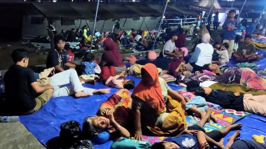 Warga desa beristirahat di tenda darurat setelah mengungsi ke perbukitan menyusul gempa bumi yang terasa di Sikka, Indonesia, Minggu (16/8/2026). (REUTERS/Stringer)