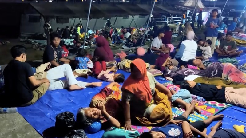 Warga desa beristirahat di tenda darurat setelah mengungsi ke perbukitan menyusul gempa bumi yang terasa di Sikka, Indonesia, Minggu (16/8/2026). (REUTERS/Stringer)