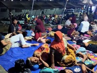 Warga desa beristirahat di tenda darurat setelah mengungsi ke perbukitan menyusul gempa bumi yang terasa di Sikka, Indonesia, Minggu (16/8/2026). (REUTERS/Stringer)