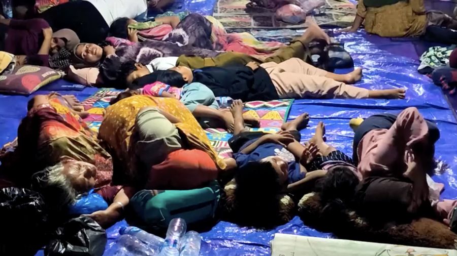 Warga desa beristirahat di tenda darurat setelah mengungsi ke perbukitan menyusul gempa bumi yang terasa di Sikka, Indonesia, Minggu (16/8/2026). (REUTERS/Stringer)