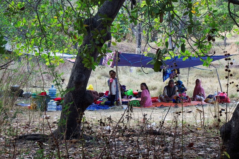 Warga desa duduk di bawah tenda darurat setelah mengungsi ke perbukitan menyusul gempa bumi yang terasa di Sikka, Indonesia, Minggu (16/8/2026). (REUTERS/Stringer)
