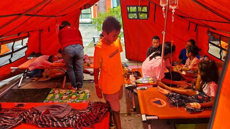 Warga mendapatkan perawatan di rumah sakit daerah setelah gempa bumi di Maumere, Sikka, Provinsi Nusa Tenggara Timur, Indonesia, Minggu (15/8/2026). (REUTERS/Stringer)