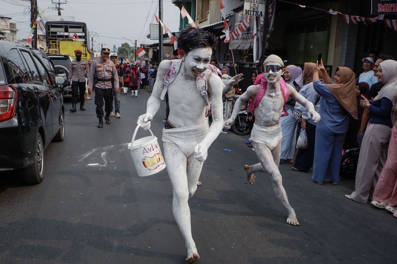Warga yang mengenakan kostum kreasi berpartisipasi dalam karnaval budaya jalanan untuk merayakan HUT ke-81 Kemerdekaan Indonesia di Bayongbong, Garut, Jawa Barat, Minggu (16/8/2026). (ZUMA Press Wire via Reuters Conn)