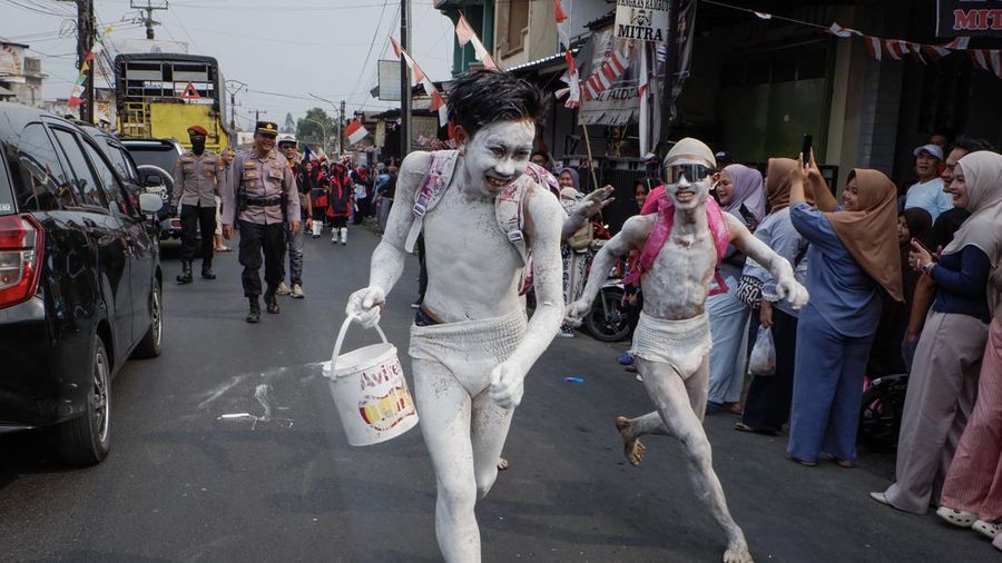 Warga yang mengenakan kostum kreasi berpartisipasi dalam karnaval budaya jalanan untuk merayakan HUT ke-81 Kemerdekaan Indonesia di Bayongbong, Garut, Jawa Barat, Minggu (16/8/2026). (ZUMA Press Wire via Reuters Conn)