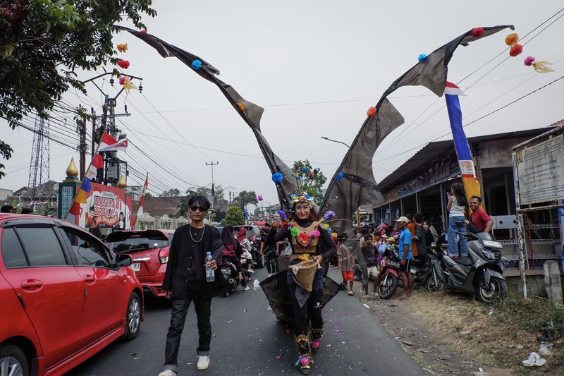Warga yang mengenakan kostum kreasi berpartisipasi dalam karnaval budaya jalanan untuk merayakan HUT ke-81 Kemerdekaan Indonesia di Bayongbong, Garut, Jawa Barat, Minggu (16/8/2026). (ZUMA Press Wire via Reuters Conn)