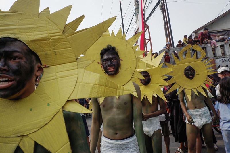 Warga yang mengenakan kostum kreasi berpartisipasi dalam karnaval budaya jalanan untuk merayakan HUT ke-81 Kemerdekaan Indonesia di Bayongbong, Garut, Jawa Barat, Minggu (16/8/2026). (ZUMA Press Wire via Reuters Conn)