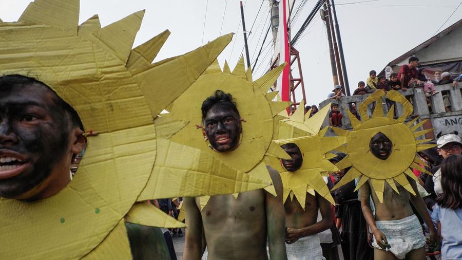 Warga yang mengenakan kostum kreasi berpartisipasi dalam karnaval budaya jalanan untuk merayakan HUT ke-81 Kemerdekaan Indonesia di Bayongbong, Garut, Jawa Barat, Minggu (16/8/2026). (ZUMA Press Wire via Reuters Conn)