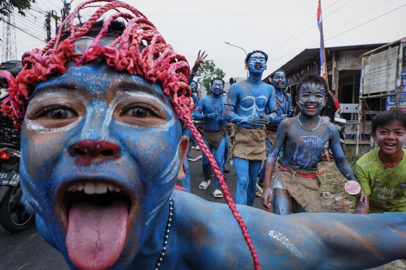 Warga yang mengenakan kostum kreasi berpartisipasi dalam karnaval budaya jalanan untuk merayakan HUT ke-81 Kemerdekaan Indonesia di Bayongbong, Garut, Jawa Barat, Minggu (16/8/2026). (ZUMA Press Wire via Reuters Conn)