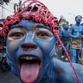 Warga yang mengenakan kostum kreasi berpartisipasi dalam karnaval budaya jalanan untuk merayakan HUT ke-81 Kemerdekaan Indonesia di Bayongbong, Garut, Jawa Barat, Minggu (16/8/2026). (ZUMA Press Wire via Reuters Conn)