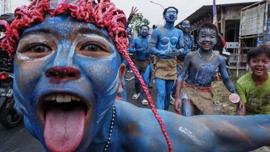 Warga yang mengenakan kostum kreasi berpartisipasi dalam karnaval budaya jalanan untuk merayakan HUT ke-81 Kemerdekaan Indonesia di Bayongbong, Garut, Jawa Barat, Minggu (16/8/2026). (ZUMA Press Wire via Reuters Conn)