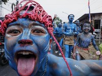 Warga yang mengenakan kostum kreasi berpartisipasi dalam karnaval budaya jalanan untuk merayakan HUT ke-81 Kemerdekaan Indonesia di Bayongbong, Garut, Jawa Barat, Minggu (16/8/2026). (ZUMA Press Wire via Reuters Conn)