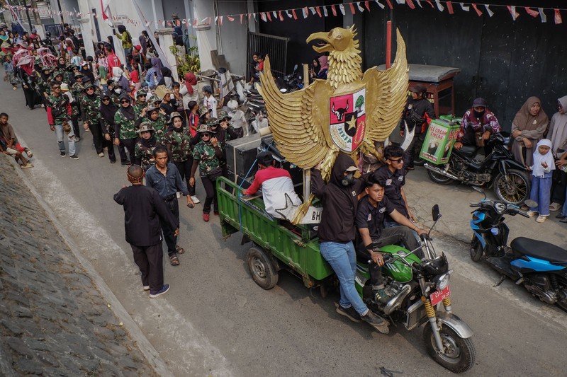 Warga yang mengenakan kostum kreasi berpartisipasi dalam karnaval budaya jalanan untuk merayakan HUT ke-81 Kemerdekaan Indonesia di Bayongbong, Garut, Jawa Barat, Minggu (16/8/2026). (ZUMA Press Wire via Reuters Conn)
