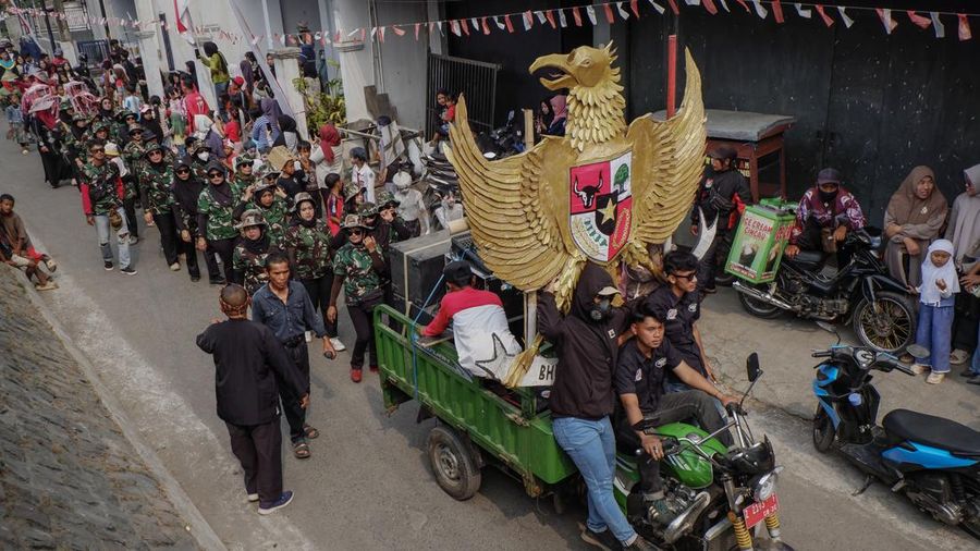 Warga yang mengenakan kostum kreasi berpartisipasi dalam karnaval budaya jalanan untuk merayakan HUT ke-81 Kemerdekaan Indonesia di Bayongbong, Garut, Jawa Barat, Minggu (16/8/2026). (ZUMA Press Wire via Reuters Conn)
