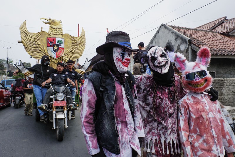 Warga yang mengenakan kostum kreasi berpartisipasi dalam karnaval budaya jalanan untuk merayakan HUT ke-81 Kemerdekaan Indonesia di Bayongbong, Garut, Jawa Barat, Minggu (16/8/2026). (ZUMA Press Wire via Reuters Conn)