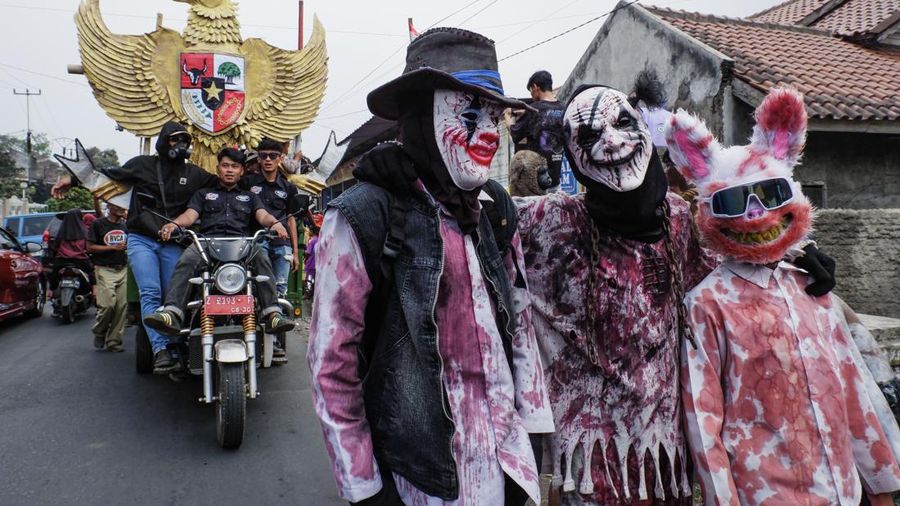 Warga yang mengenakan kostum kreasi berpartisipasi dalam karnaval budaya jalanan untuk merayakan HUT ke-81 Kemerdekaan Indonesia di Bayongbong, Garut, Jawa Barat, Minggu (16/8/2026). (ZUMA Press Wire via Reuters Conn)