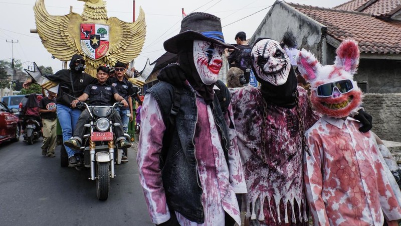 Warga yang mengenakan kostum kreasi berpartisipasi dalam karnaval budaya jalanan untuk merayakan HUT ke-81 Kemerdekaan Indonesia di Bayongbong, Garut, Jawa Barat, Minggu (16/8/2026). (ZUMA Press Wire via Reuters Conn)