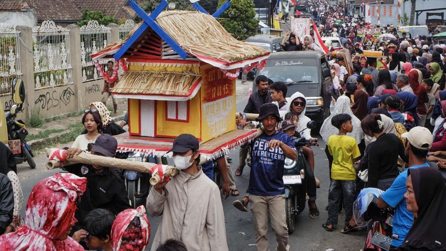 Warga yang mengenakan kostum kreasi berpartisipasi dalam karnaval budaya jalanan untuk merayakan HUT ke-81 Kemerdekaan Indonesia di Bayongbong, Garut, Jawa Barat, Minggu (16/8/2026). (ZUMA Press Wire via Reuters Conn)