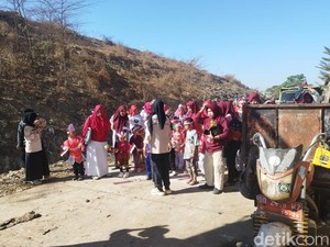 53 Anak Komunitas Pemulung Meriahkan HUT ke-81 RI di TPA Antang Makassar