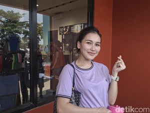 Kelas! Ayu Ting Ting Gelar Lomba 17-an Padel demi Umi Kalsum