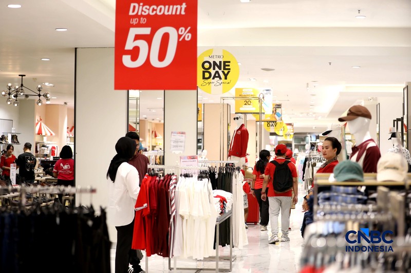 Dalam rangka menyambut dan memeriahkan Hari Ulang Tahun ke-81 Kemerdekaan Republik Indonesia, METRO Department Store kembali menghadirkan program belanja spesial METRO MERDEKA SALE 'ONE DAY SUPER SPECIAL' di Margo City, Depok, Jawa Barat, Senin (17/8/2026). (CNBC Indonesia/Tri Susilo)