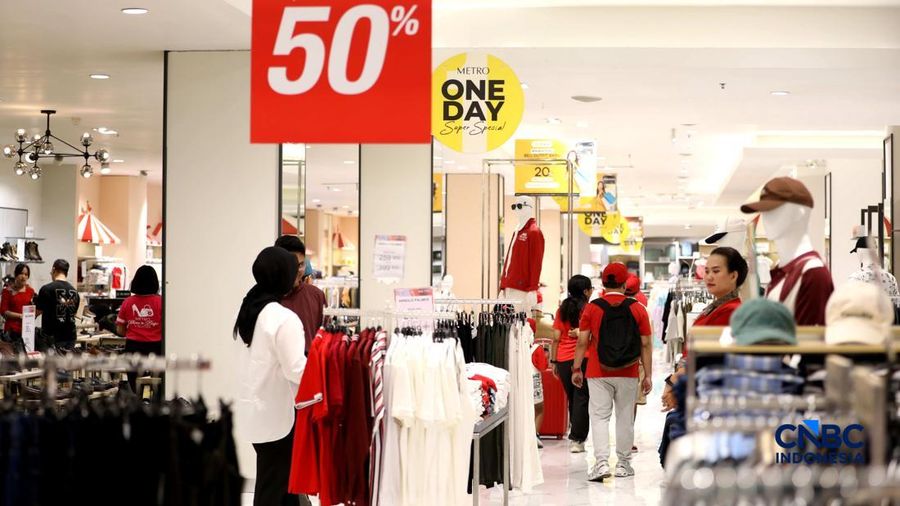Dalam rangka menyambut dan memeriahkan Hari Ulang Tahun ke-81 Kemerdekaan Republik Indonesia, METRO Department Store kembali menghadirkan program belanja spesial METRO MERDEKA SALE 'ONE DAY SUPER SPECIAL' di Margo City, Depok, Jawa Barat, Senin (17/8/2026). (CNBC Indonesia/Tri Susilo)