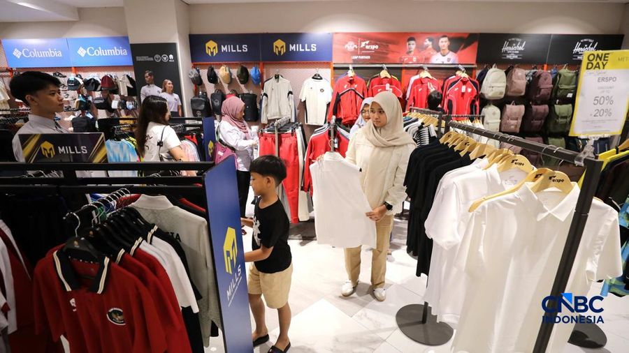 Dalam rangka menyambut dan memeriahkan Hari Ulang Tahun ke-81 Kemerdekaan Republik Indonesia, METRO Department Store kembali menghadirkan program belanja spesial METRO MERDEKA SALE 'ONE DAY SUPER SPECIAL' di Margo City, Depok, Jawa Barat, Senin (17/8/2026). (CNBC Indonesia/Tri Susilo)