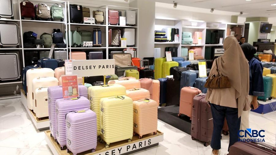 Dalam rangka menyambut dan memeriahkan Hari Ulang Tahun ke-81 Kemerdekaan Republik Indonesia, METRO Department Store kembali menghadirkan program belanja spesial METRO MERDEKA SALE 'ONE DAY SUPER SPECIAL' di Margo City, Depok, Jawa Barat, Senin (17/8/2026). (CNBC Indonesia/Tri Susilo)