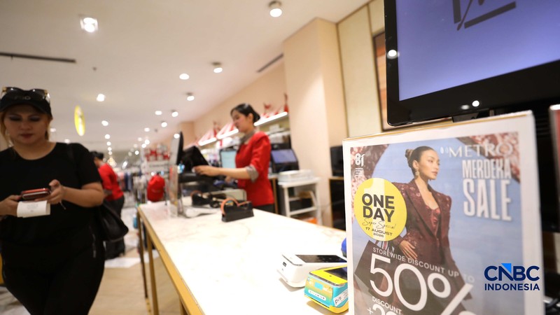 Dalam rangka menyambut dan memeriahkan Hari Ulang Tahun ke-81 Kemerdekaan Republik Indonesia, METRO Department Store kembali menghadirkan program belanja spesial METRO MERDEKA SALE 'ONE DAY SUPER SPECIAL' di Margo City, Depok, Jawa Barat, Senin (17/8/2026). (CNBC Indonesia/Tri Susilo)