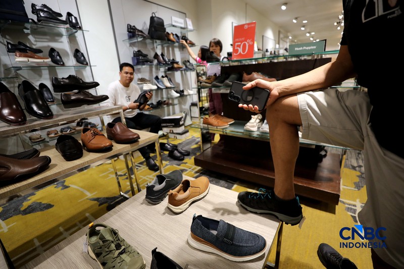 Dalam rangka menyambut dan memeriahkan Hari Ulang Tahun ke-81 Kemerdekaan Republik Indonesia, METRO Department Store kembali menghadirkan program belanja spesial METRO MERDEKA SALE 'ONE DAY SUPER SPECIAL' di Margo City, Depok, Jawa Barat, Senin (17/8/2026). (CNBC Indonesia/Tri Susilo)