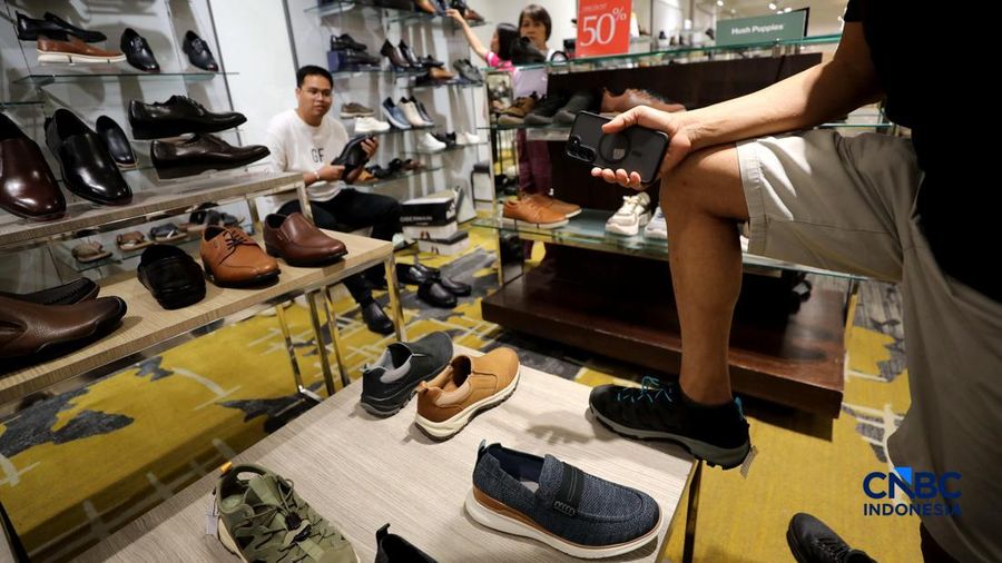 Dalam rangka menyambut dan memeriahkan Hari Ulang Tahun ke-81 Kemerdekaan Republik Indonesia, METRO Department Store kembali menghadirkan program belanja spesial METRO MERDEKA SALE 'ONE DAY SUPER SPECIAL' di Margo City, Depok, Jawa Barat, Senin (17/8/2026). (CNBC Indonesia/Tri Susilo)