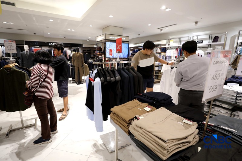 Dalam rangka menyambut dan memeriahkan Hari Ulang Tahun ke-81 Kemerdekaan Republik Indonesia, METRO Department Store kembali menghadirkan program belanja spesial METRO MERDEKA SALE 'ONE DAY SUPER SPECIAL' di Margo City, Depok, Jawa Barat, Senin (17/8/2026). (CNBC Indonesia/Tri Susilo)
