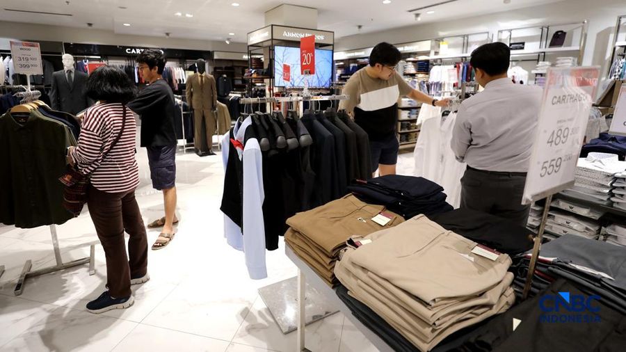 Dalam rangka menyambut dan memeriahkan Hari Ulang Tahun ke-81 Kemerdekaan Republik Indonesia, METRO Department Store kembali menghadirkan program belanja spesial METRO MERDEKA SALE 'ONE DAY SUPER SPECIAL' di Margo City, Depok, Jawa Barat, Senin (17/8/2026). (CNBC Indonesia/Tri Susilo)