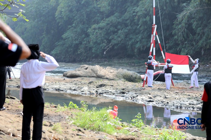 Sejumlah Komunitas Ciliwung Depok (KCD) melakukan persiapan peringatan HUT ke-81 Kemerdekaan Republik Indonesia di bawah jembatan aliran kali Ciliwung, Depok, Jawa Barat, Senin (17/8/2026). (CNBC Indonesia/Tri Susilo)