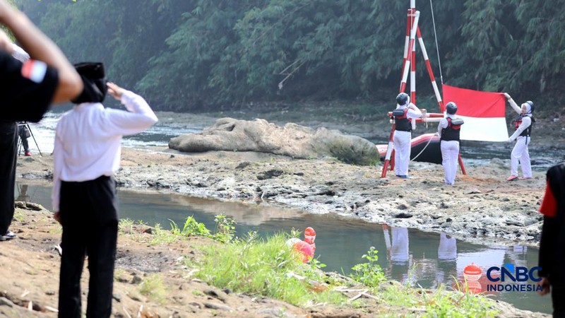 ejumlah Komunitas Ciliwung Depok (KCD) melakukan persiapan peringatan HUT ke-81 Kemerdekaan Republik Indonesia di bawah jembatan aliran kali Ciliwung, Depok, Jawa Barat, Senin (17/8/2026). (CNBC Indonesia/Tri Susilo)